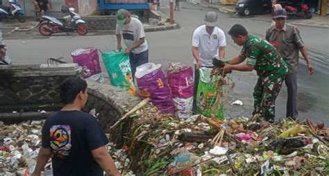 Antisipasi Banjir Muspika Dan Warga Lakukan Kerja Bakti