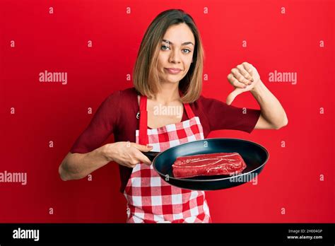 Junge Kaukasische Blonde Frau Tr Gt Kochsch Rze Kochen Fleisch Auf Pfanne Mit W Tenden Gesicht