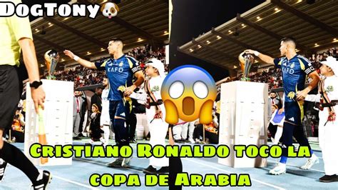 Cristiano Ronaldo Toca La Copa De Arabia Antes Del Partido Vs Al Hilal