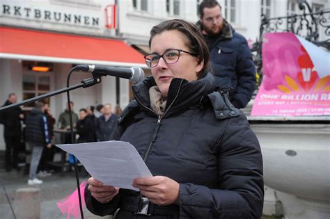 Fotos Rund 200 Frauen tanzen bei Demo One Billion Rising in Saarbrücken