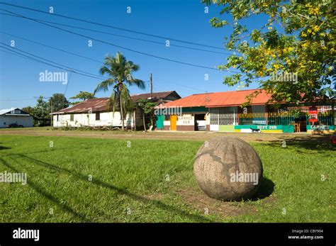 Esfera de granito histórico Palmar Sur Costa Rica Fotografía de stock