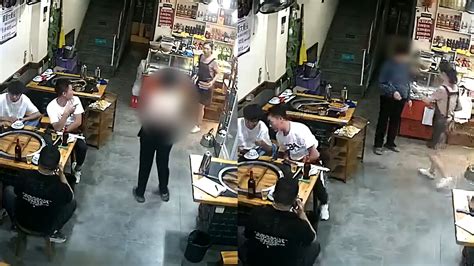 女子衣衫不整进店，店主贴心为其拿衣服穿，店内男顾客礼貌避视线顾客新浪新闻