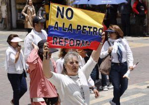 Los Colombianos Protestan Por Primera Vez Contra El Gobierno De Petro