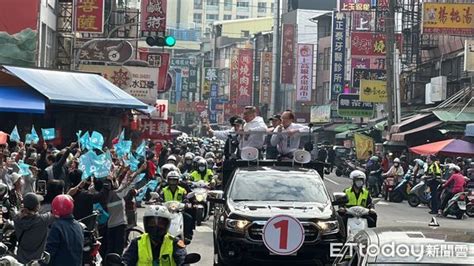 圖／柯文哲高雄與2藍小雞互讚加油 遇「倒讚幫」淡定喊多元開放 Ettoday政治新聞 Ettoday新聞雲