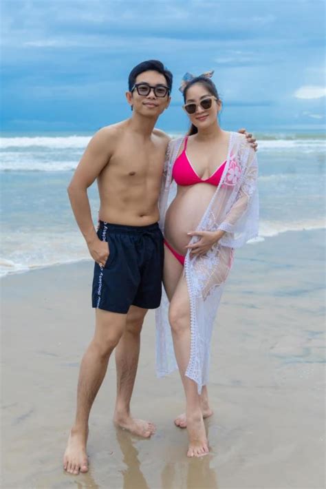 Khánh Thi tự tin khoe bụng bầu với bikini ở tháng cuối thai kì nhan sắc thế nào