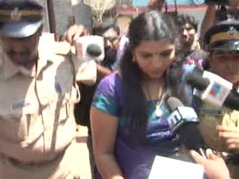 SARITHA S NAIR ANRGRY QUESTION ABOUT HER SAREE SARITHA HOT SHOW FULL VEDIO സരത സര YouTube