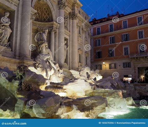 Der Trevi Brunnen Im Stadtteil Trevi In Rom Italien Redaktionelles