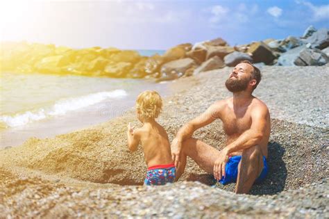 Padre Y Peque O Juego Del Hijo En La Playa Foto De Archivo Imagen De