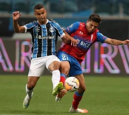 Grêmio vence Universidad Católica por 2 a 0 e encaminha classificação