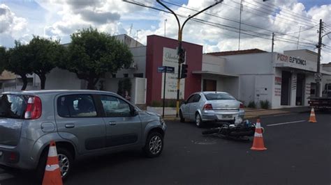 Acidente envolve dois carros e uma moto no cruzamento das ruas Paraíba