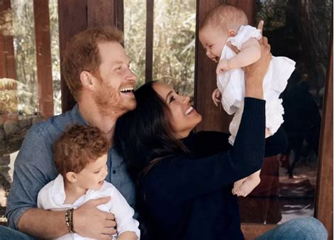 Meghan Markle E Pr Ncipe Harry Divulgam Primeira Foto Do Rosto De