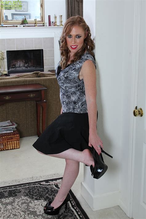 Older Woman Jayme Lou Shows Her Twat With Red Fingernails After Getting Naked CoedCherry