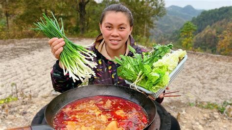 Today Eat Chili Pigs Feet Hot Pot今天做個爆辣豬腳火鍋，配上大蔥和蔬菜，歐妹大口吃肉辣得直流汗 Youtube