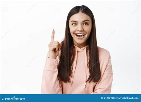 Goed Idee Het Enthousiaste Meisje Van Brunette Heeft Een Plan Om De Vinger Omhoog Te Steken En