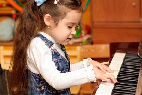 La Fille Joue Le Piano Photo Stock Image Du Personne 8479848