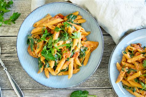 One Pot Vegane Pasta Mit Cremiger Tomatenso E Rezept Elle Republic