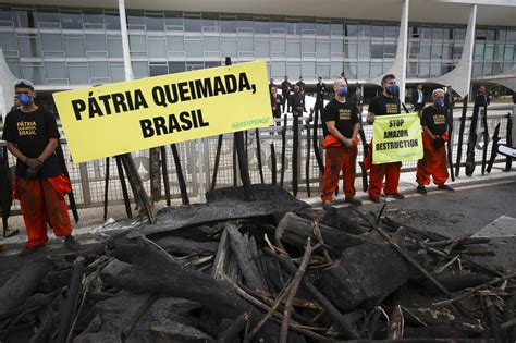 Greenpeace joga óleo na Praça dos Três Poderes em frente ao Planalto