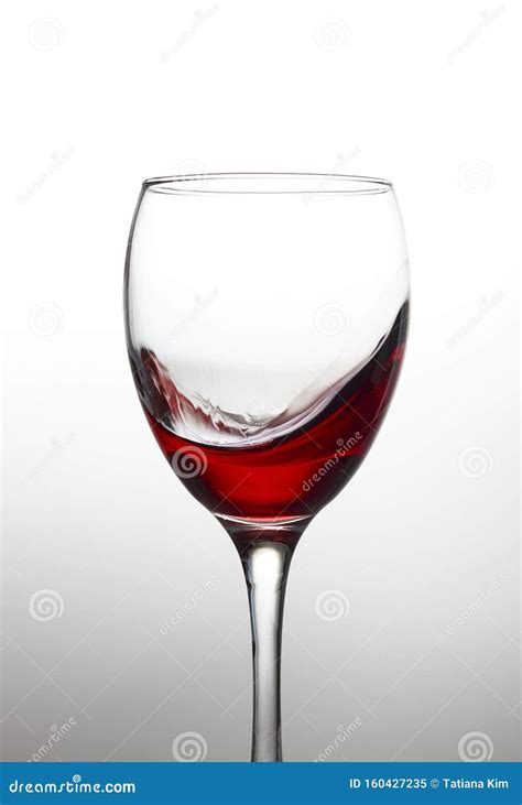 Recipiente De Vinho Tinto Num Copo De Cristal Num Fundo Branco Fechado