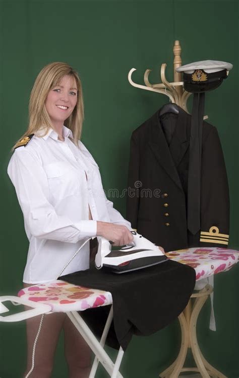 Uniforme Repassant Dofficier De La Marine De Femme Photo Stock Image