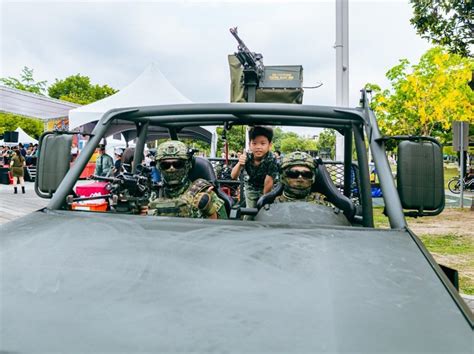 全民國防走入鄉里！高雄壽天宮前展武器 少女嗨喊：國軍好帥 軍事 要聞 聯合新聞網