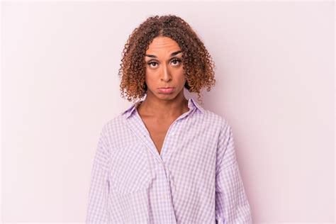 Joven Mujer Transexual Latina Aislada De Fondo Rosa Cara Triste Seria Sinti Ndose Miserable Y