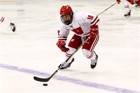 Wisconsin Badgers Womens Hockey Abby Roque Named Wcha Player Of The Year Buckys 5th Quarter