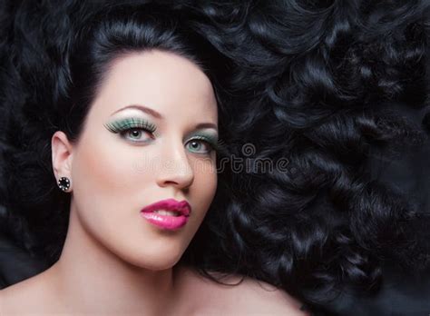 Schönes Brunette Mädchen stockfoto Bild von kosmetik