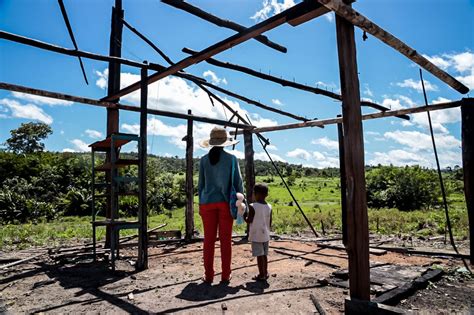 Fam Lias Camponesas Atacadas Por Pistoleiros Em Anapu Pa Recebem Juiz