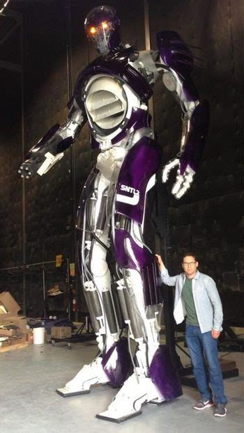 Bryan Singer Posa Al Lado De Un Inmenso Centinela En La Nueva Imagen