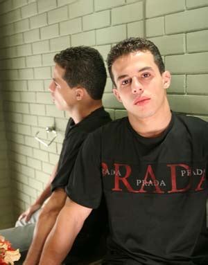 Spazio Gay Foto Filmati Racconti E Annunci Sol Ragazzo Gay Nudo Che Si Masturba