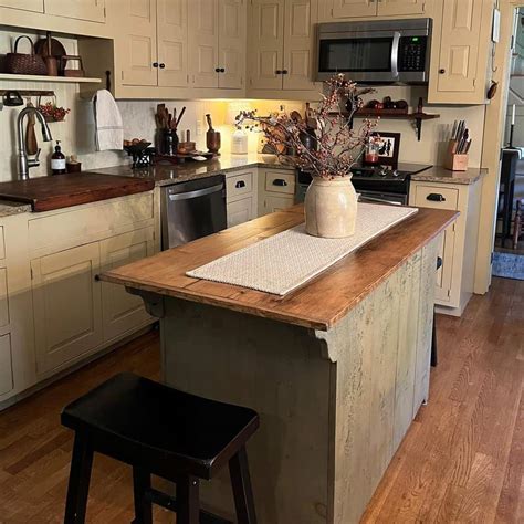 Rustic Island Enhances A Farmhouse Style Kitchen Soul Lane