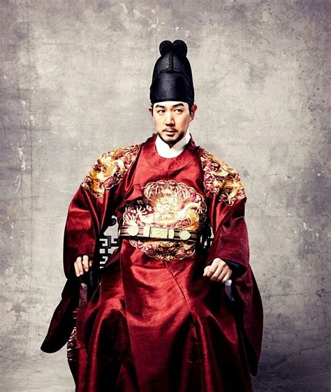 Korean King Wearing A Red Gonryongpo 황룡포黃龍袍 And A Ikseongwan 익선관