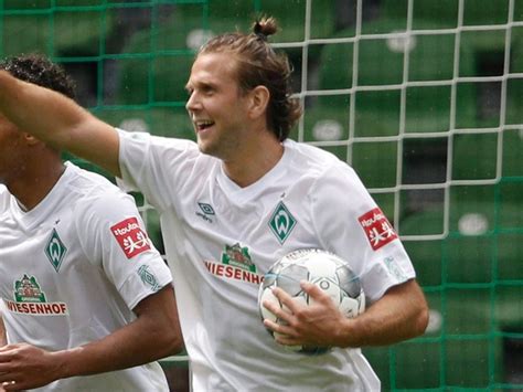 Dreikampf An Der Zweitliga Spitze Werder Wieder Ganz Vorne