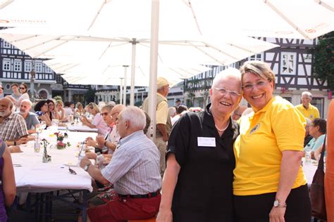 Lange Tafel auf dem Marktplatz 600 Schnitzel für den guten Zweck