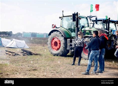 Protesta Dei Trattori Degli Agricoltori Hi Res Stock Photography And