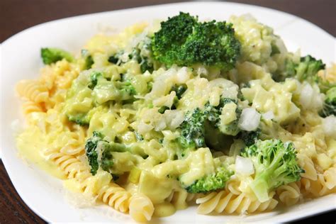 Macarrão ao molho branco brócolis uma receita simples e rica em sabor