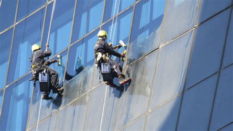 Metode Pembersihan Kaca Gedung Tinggi Cleaning Services Bali