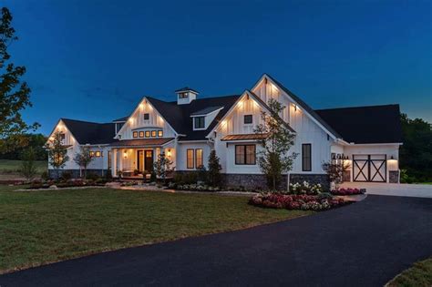 Luxurious Urban Farmhouse In Ohio Offers Delightful Entertaining Spaces