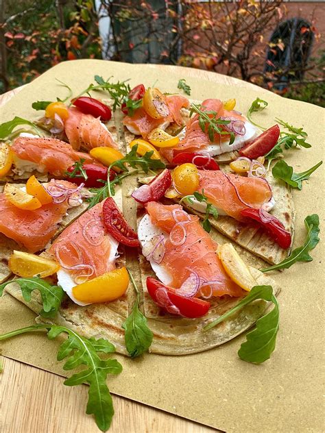 Crescia Sfogliata D Urbino Con Salmone Mozzarella Pomodorini E Rucola