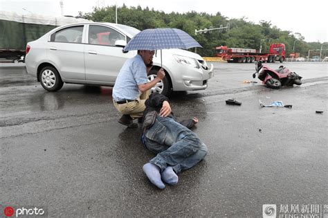 电动车逆行与车辆相撞 凤凰网