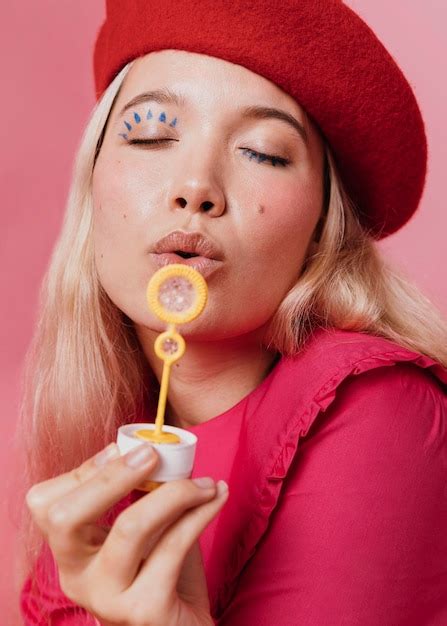 Vue De Devant D Une Belle Femme Blonde Photo Gratuite