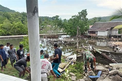 Beri Kenyamanan Beribadah Warga Desa Lipulongo Kerja Bakti Bersihkan