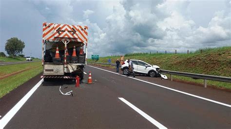 Motorista Fica Preso às Ferragens Após Bater Na Traseira De Caminhão Em