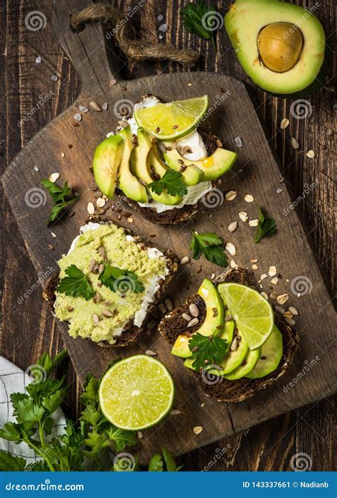 Sandwiche Mit Avocado Und Frischk Se Stockbild Bild Von Gesund