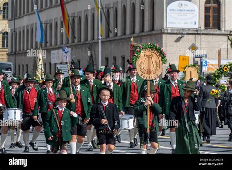 Muenchen Trachten Und Schuetzenzug Beim Muenchner Oktoberfest Auf