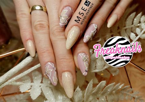 Nude Look Mit Abstraktem Blumenmuster