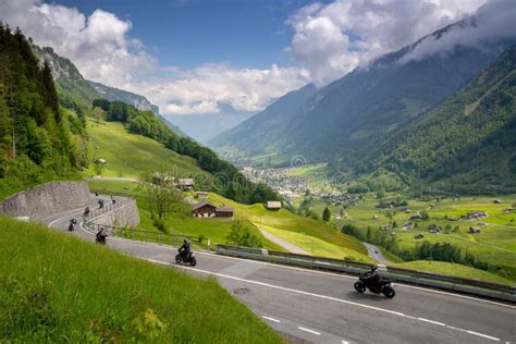 De Nombreuses Courses De Moto En Bas De La Route Sinueuse De Montagne