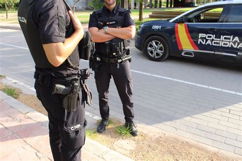 Deux hommes arrêtés pour avoir dirigé un bateau qui a atteint les eaux