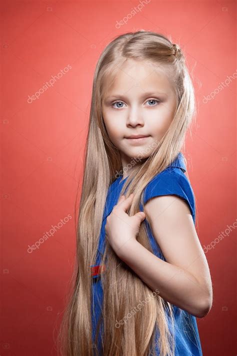 Belle Petite Fille Blonde Avec Longs Poils Photo