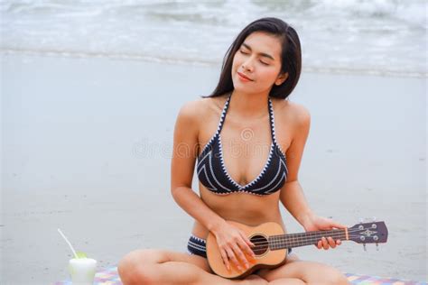 Asiatique Sexy Femme En Bikini Sur La Plage Image Stock Image Du Sein Mode 236533881
